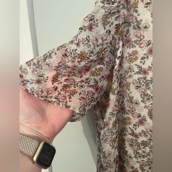 CeCe Floral Blouse with Black Collar - Picture 5 of 7